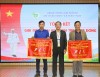 Đại diện Trường PTDTNT THPT tỉnh Lâm Đồng và Phòng GDĐT huyện Di Linh nhận cờ giải Nhất toàn đoàn