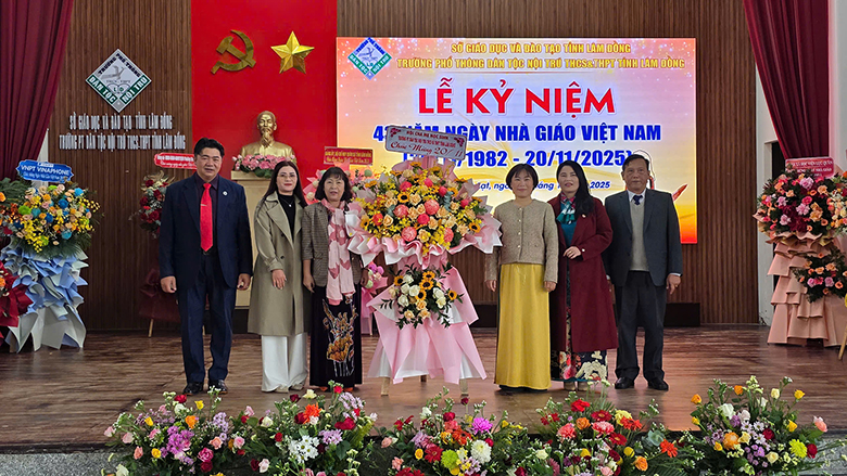 Ban đại diện cha mẹ học sinh tặng hoa chúc mừng