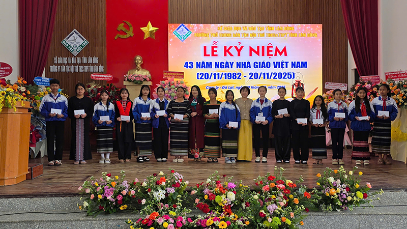 Học sinh nhận học bổng khuyến học